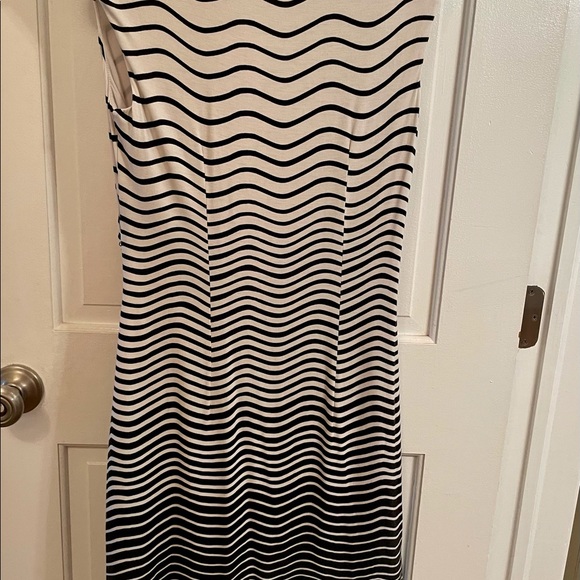 Cream and black dress from Loft. Size SP - Picture 2 of 3